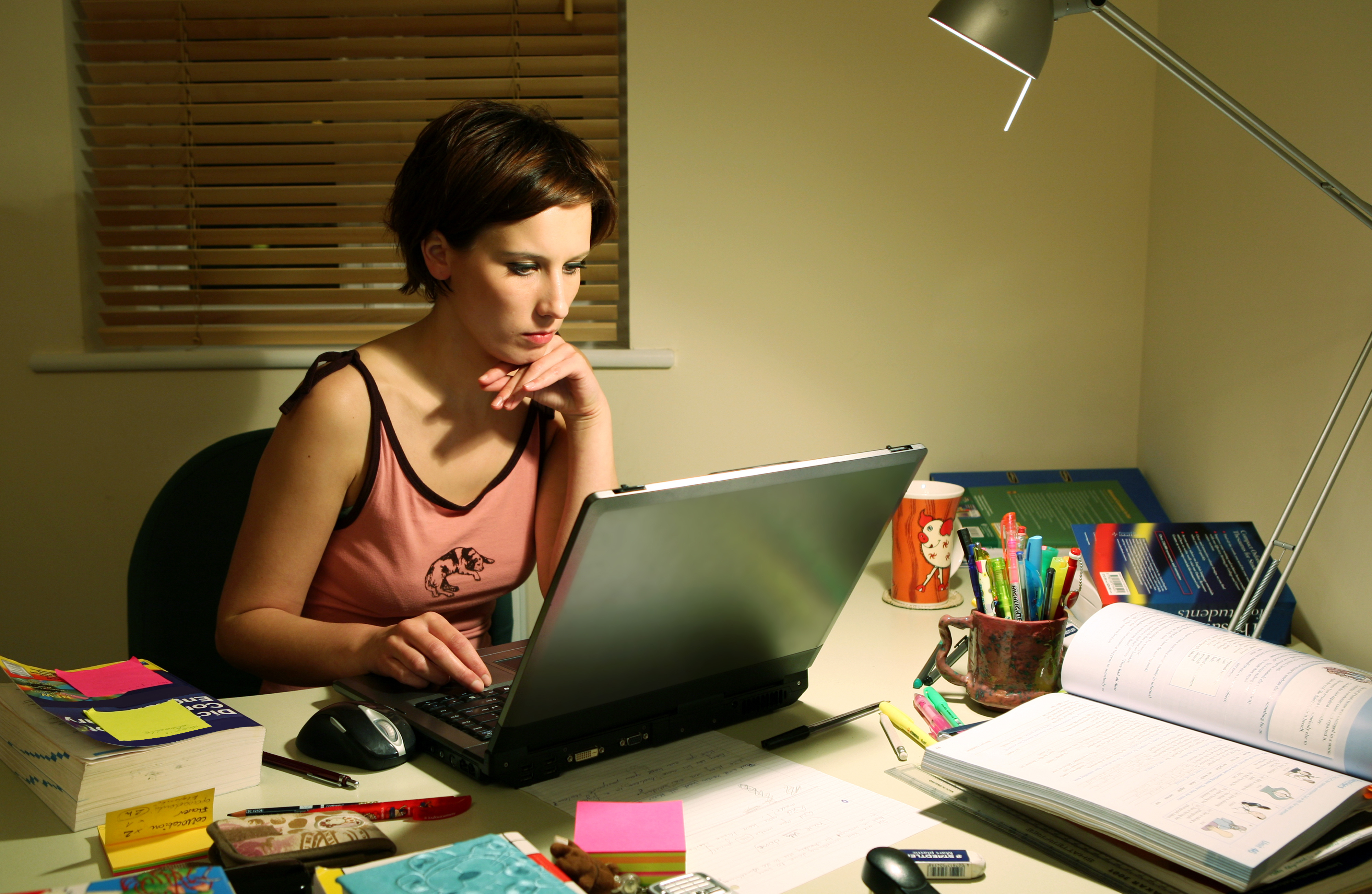 Женщина фактическая. Женщина за компом. Женщина сидит за компьютером. Девушка в офисе с ноутом. Женщина за работой за компьютером.